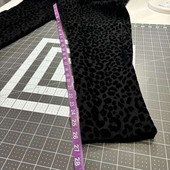 Torrid Leopard Cheetah Animal Print Black Velvet Flocked Leggings Size 2 (18/20) - Picture 3 of 7